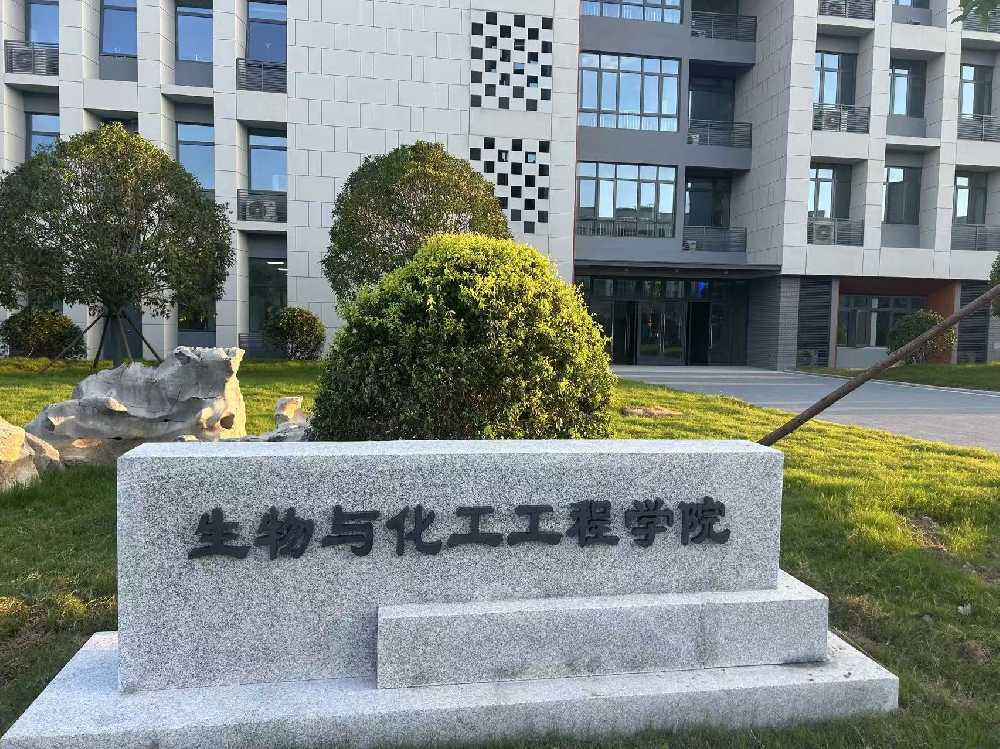 龙湖区扬州职业大学体育场高杆灯项目
